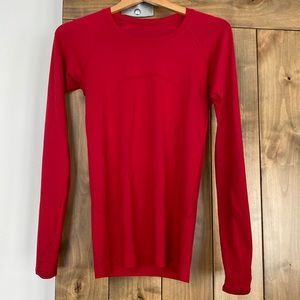 Lululemon hold tight, long sleeve shirt with thumb holes